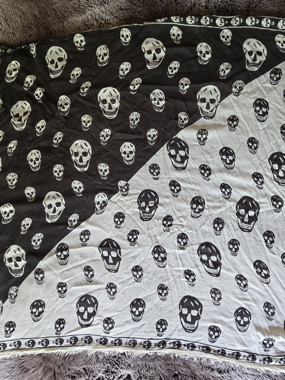Alexander McQueen Black and Red Skull Print Scarf - Picture 5 of 6